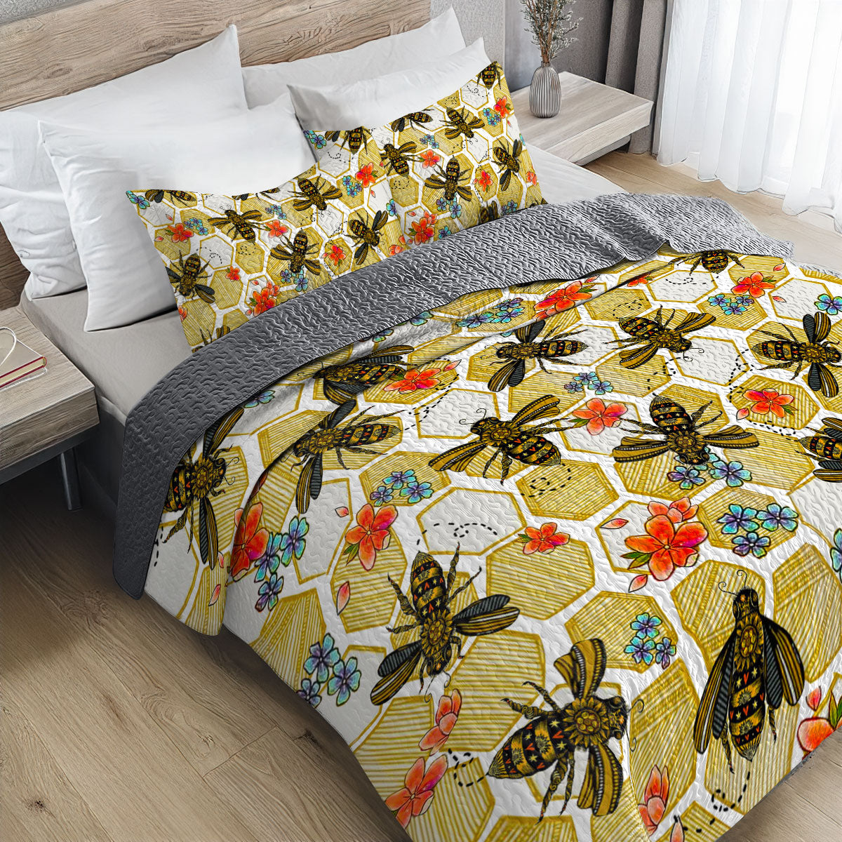 Shineful All Season Quilt 3-Piece Set Bee And Flower Pattern