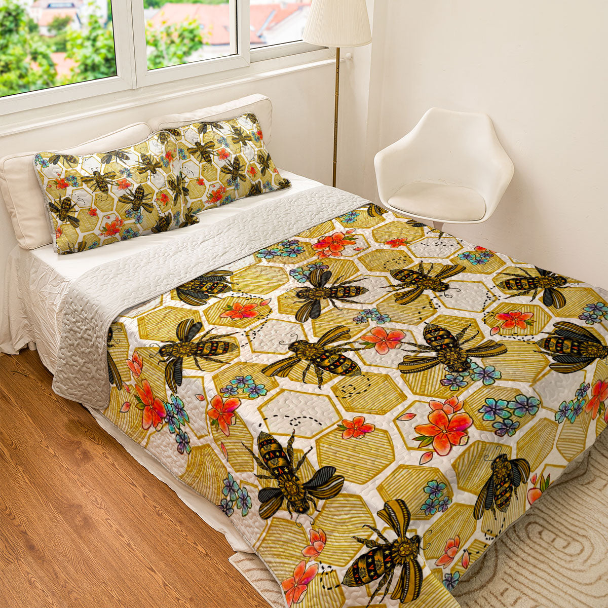 Shineful All Season Quilt 3-Piece Set Bee And Flower Pattern