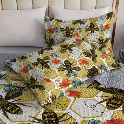 Shineful All Season Quilt 3-Piece Set Bee And Flower Pattern