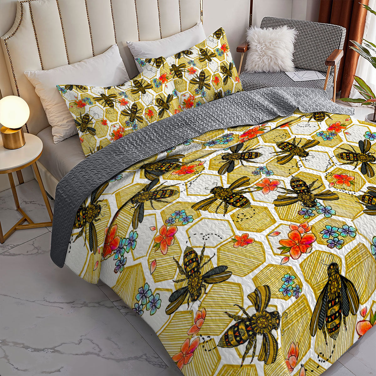 Shineful All Season Quilt 3-Piece Set Bee And Flower Pattern