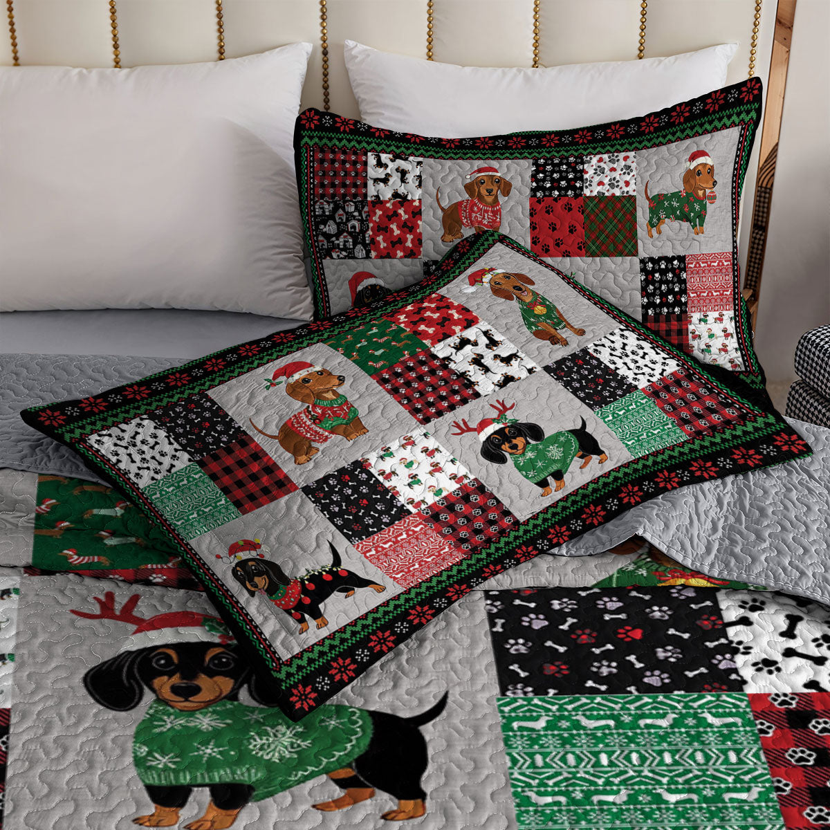 Shineful All Season Quilt 3-Piece Set Festive Dachshund Christmas